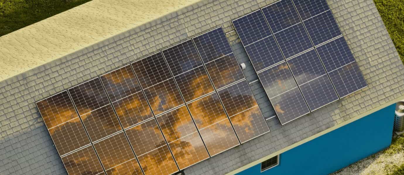 Pannelli solari installati su tetto di casa per energia rinnovabile.