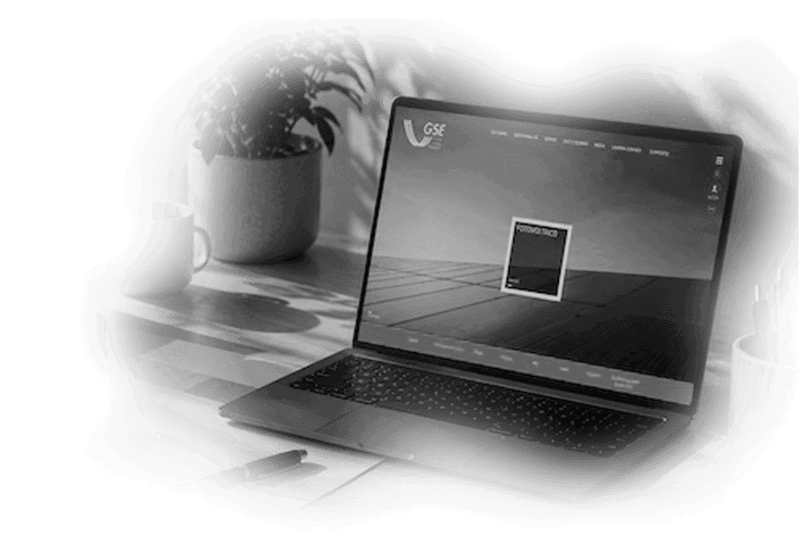 Laptop con schermata di documenti GSE e ambiente di lavoro.