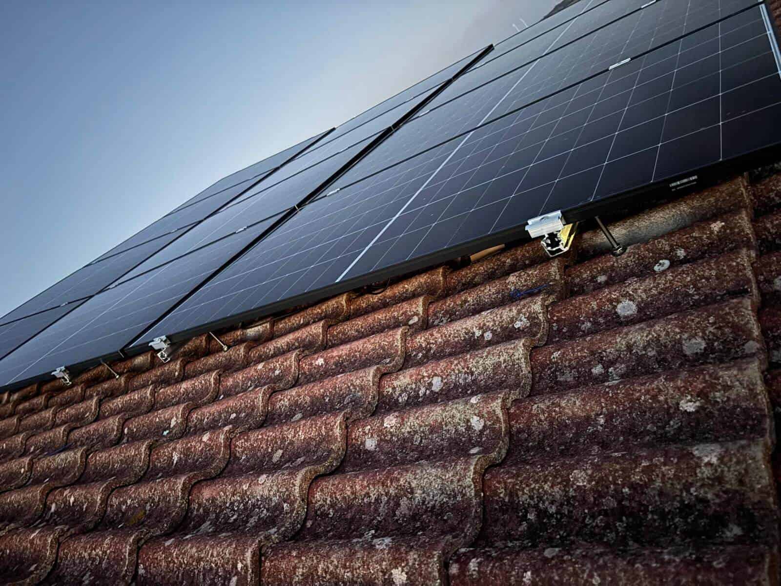 Pannelli fotovoltaici installati su tetto in tegole di terracotta.