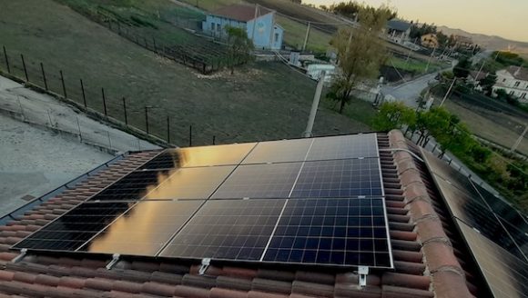Pannelli solari installati su tetto di casa a Lumiar.