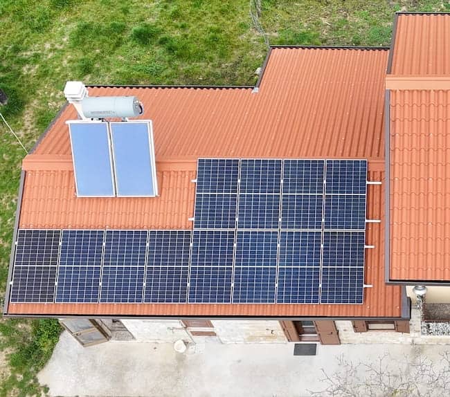 Pannelli solari installati su tetto in tegole rosse a Lumiar.